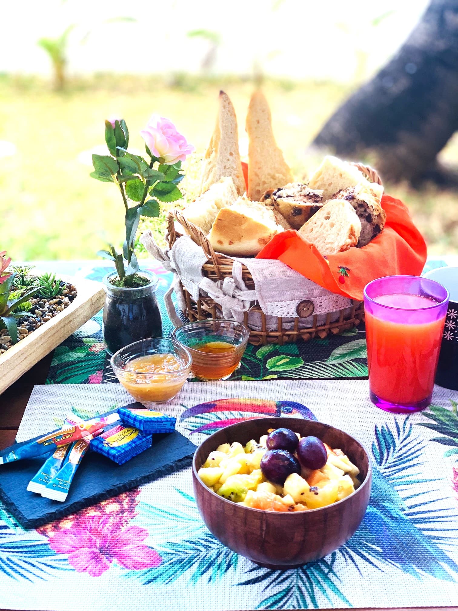Petit-déjeuner et prestations — PETIT DEJEUNER 4