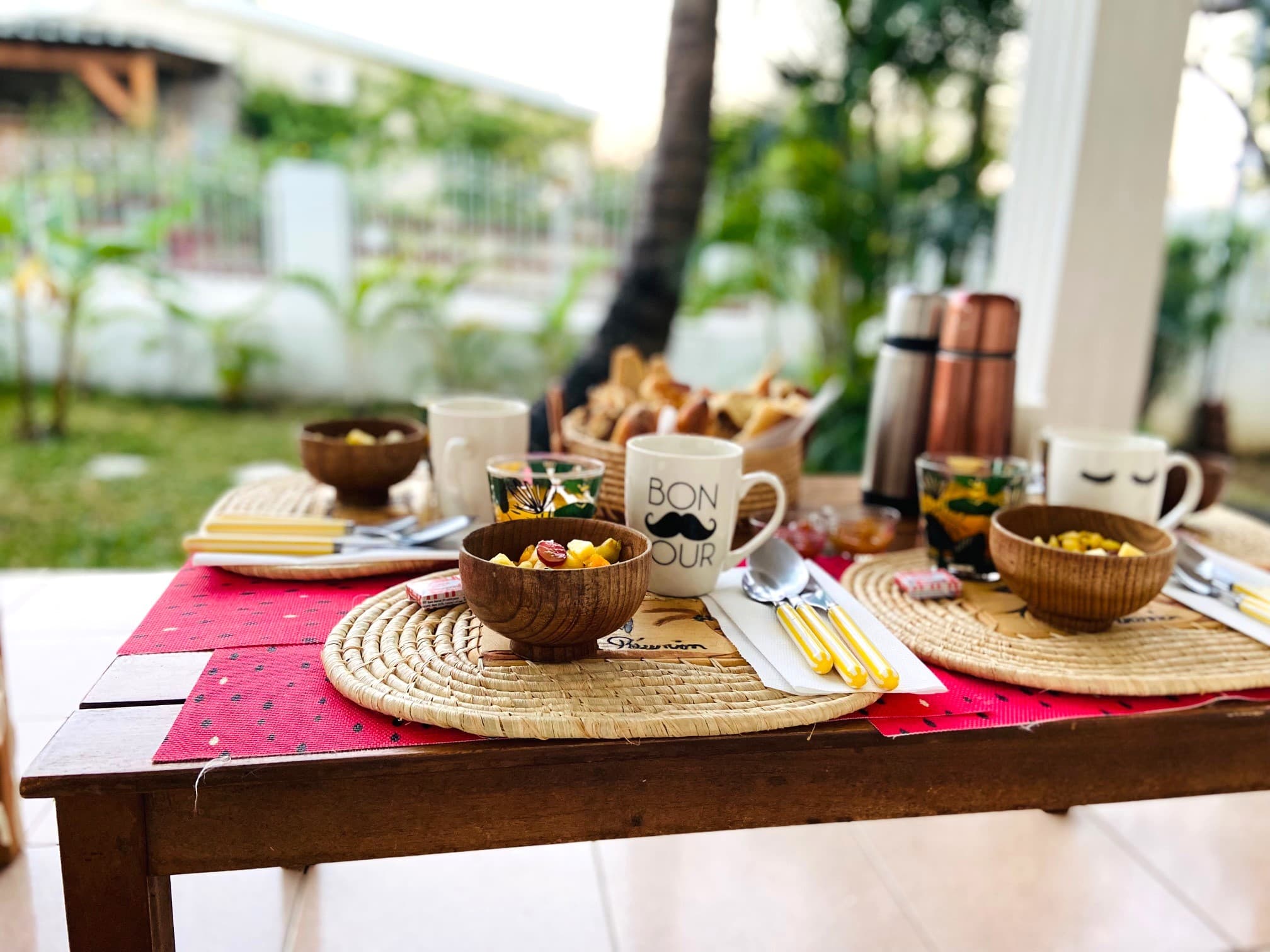Petit-déjeuner et prestations — TABLE PETIT DEJEUNER 2