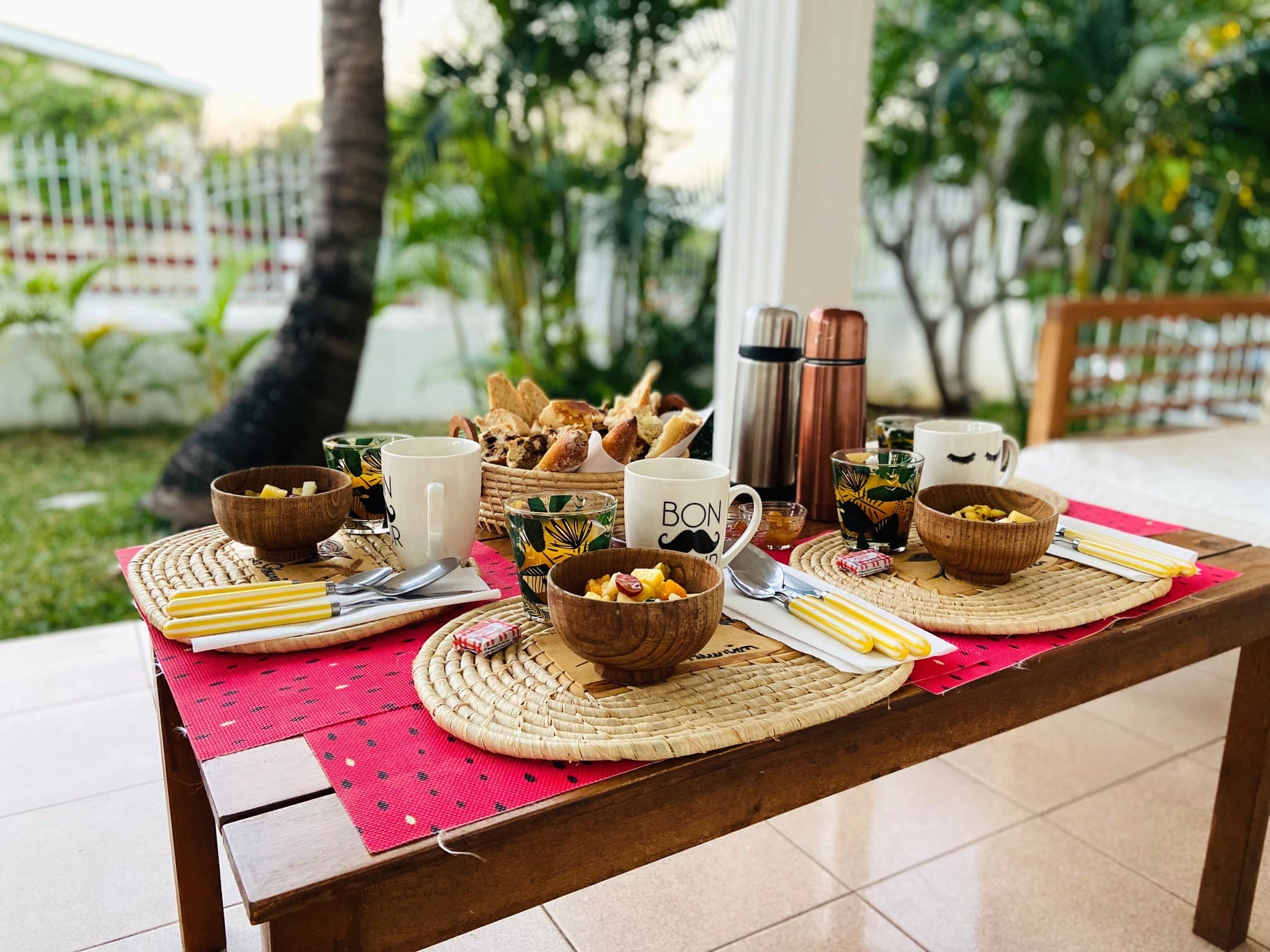 Petit-déjeuner et prestations — TABLE PETIT DEJEUNER 