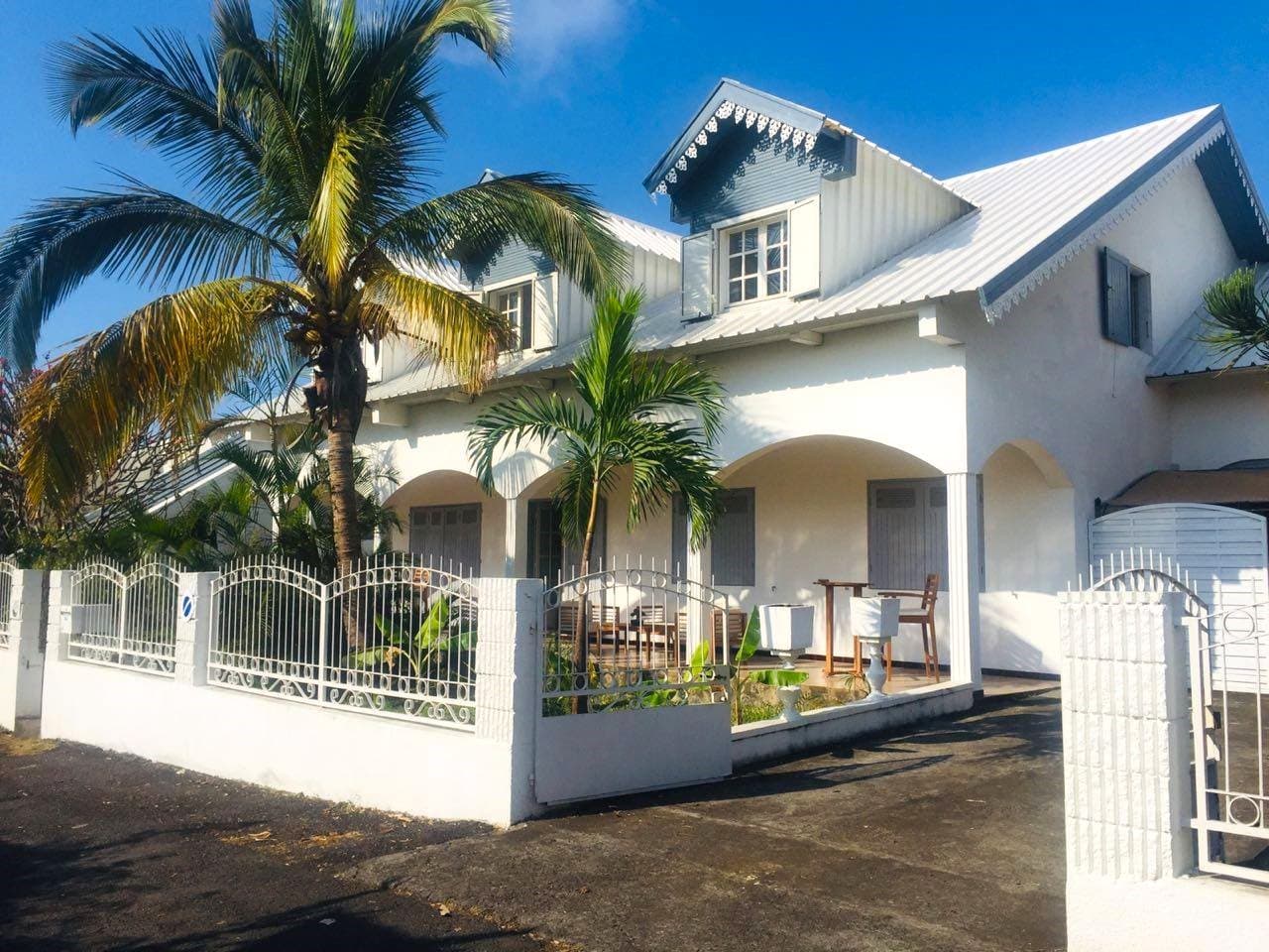 La villa créole Caillou Blanc — façade principale et jardin tropical